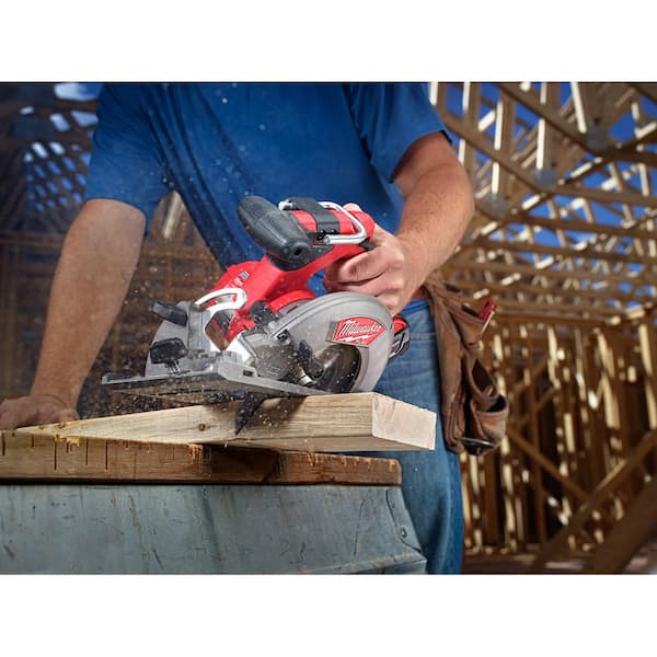 M18 FUEL 18V Lithium-Ion Brushless Cordless 6-1/2 in. Circular Saw W/ M18 5.0 Ah Battery